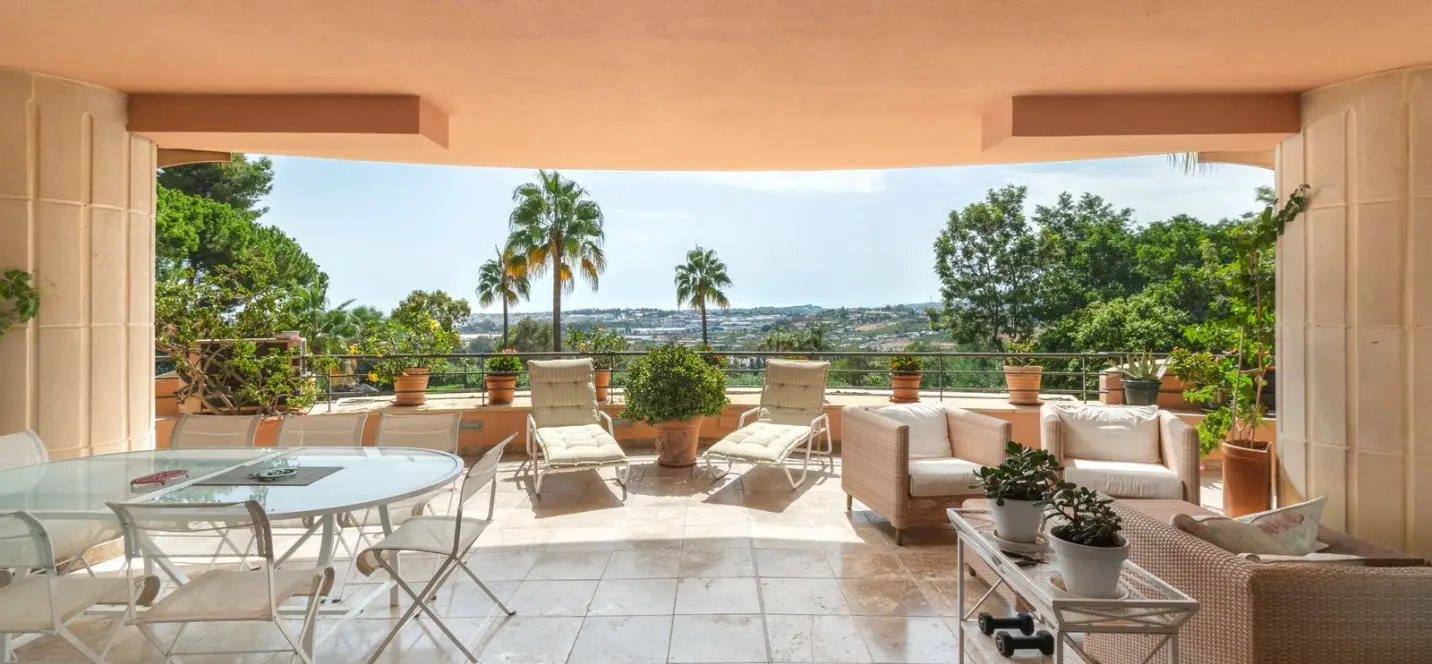 Sale of middle floor apartment in Nueva Andalucía 0