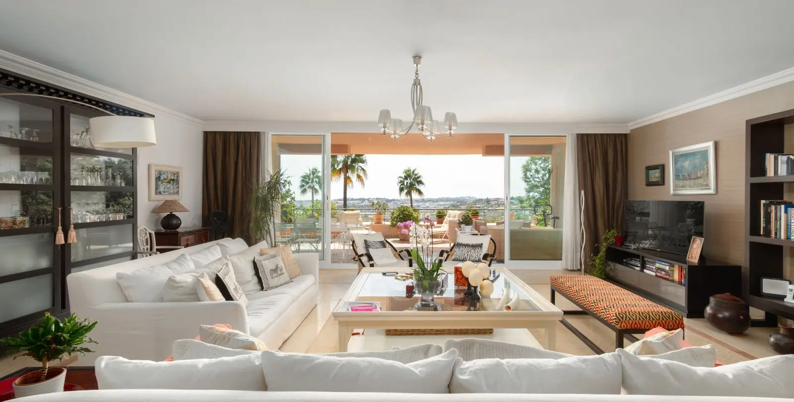 Sale of middle floor apartment in Nueva Andalucía 2