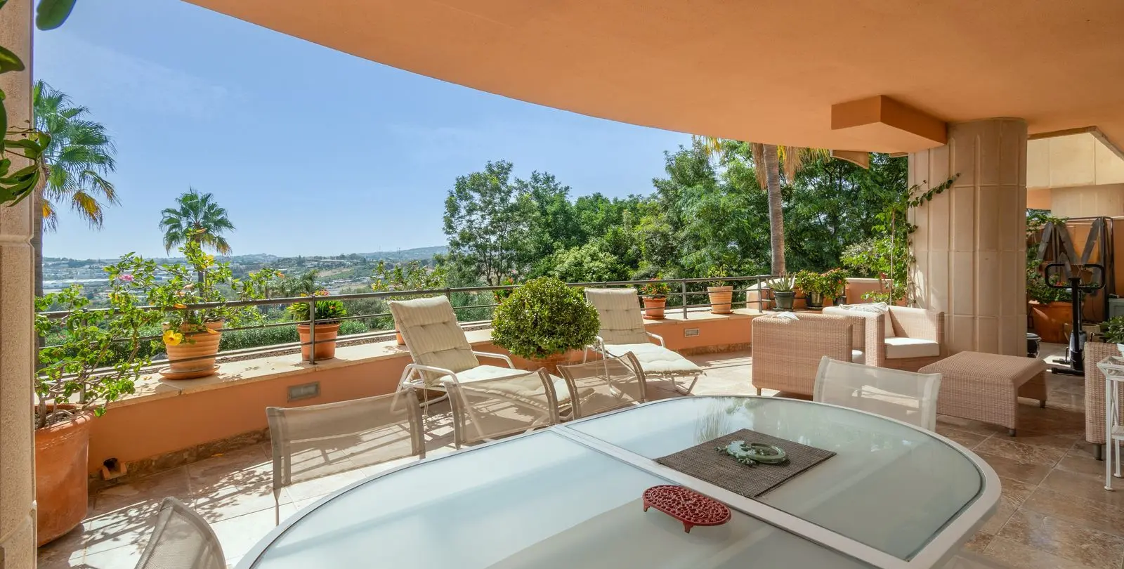 Sale of middle floor apartment in Nueva Andalucía 5