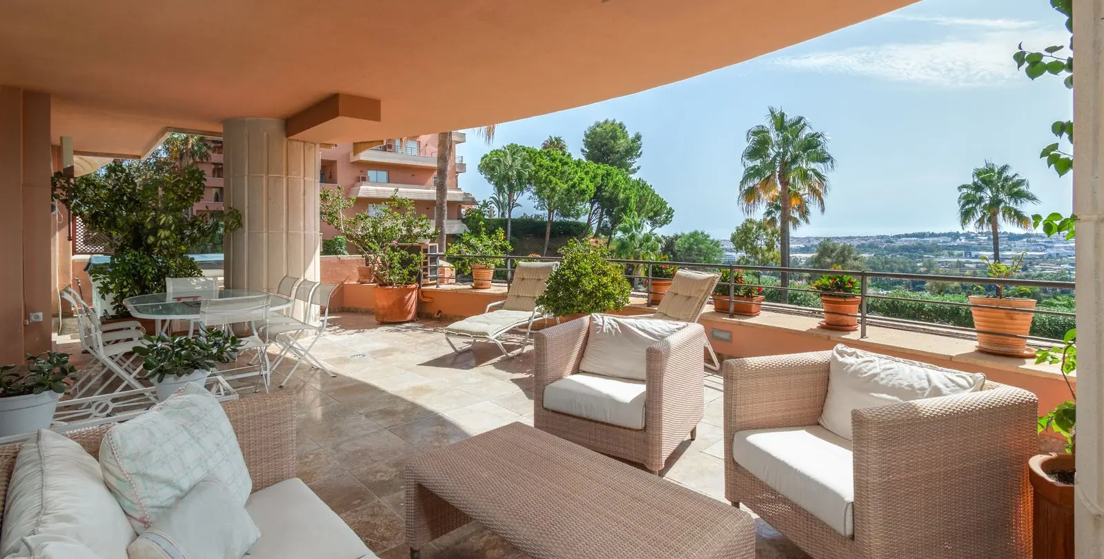 Sale of middle floor apartment in Nueva Andalucía 10
