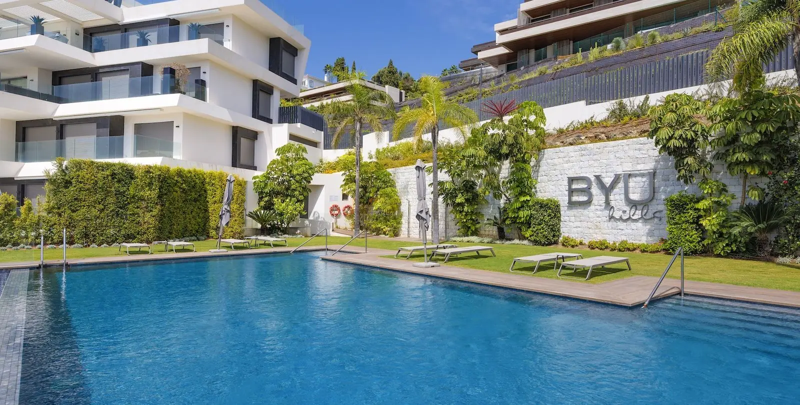 Venta de apartamento en planta media en La Quinta 2