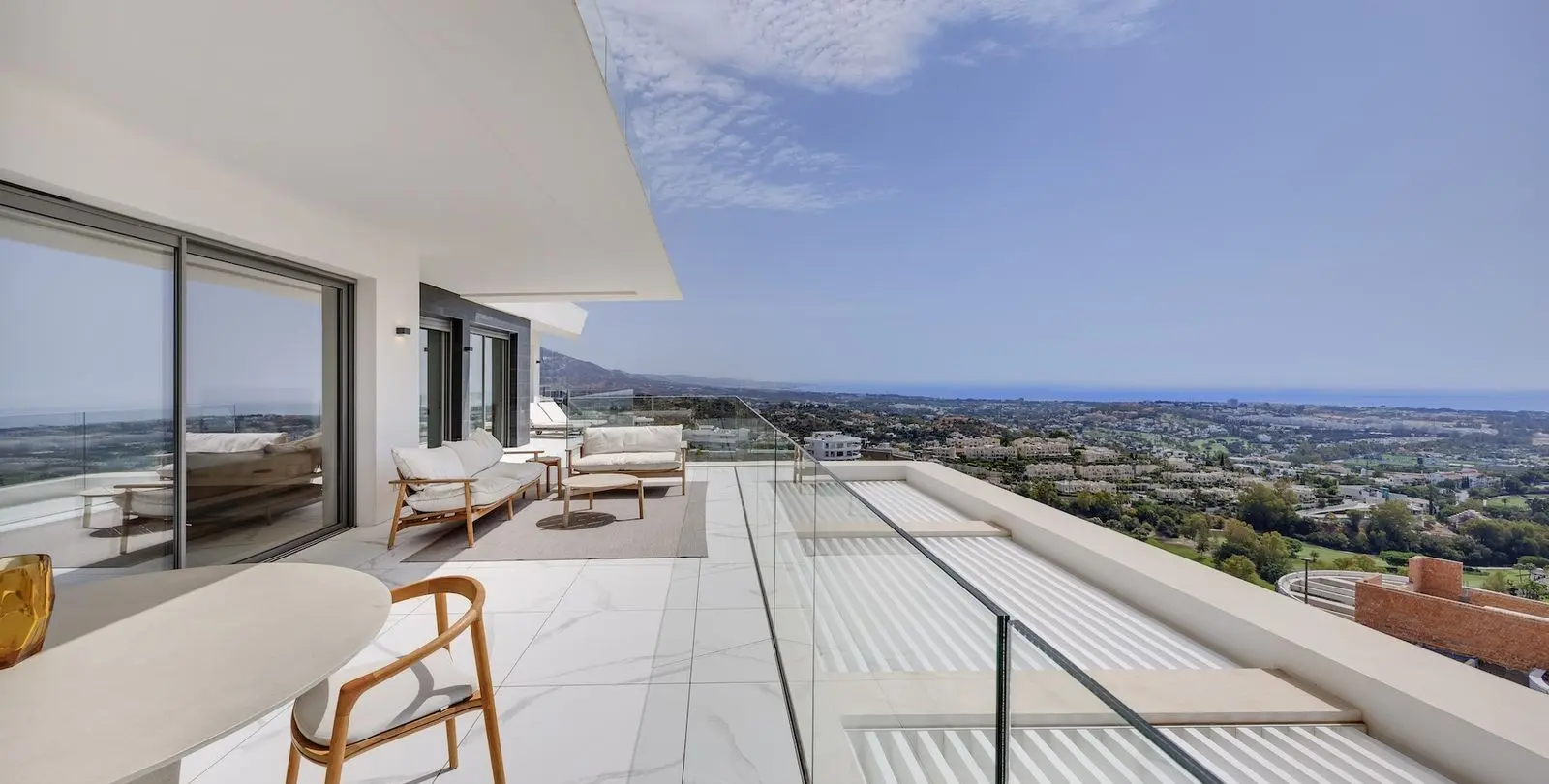 Venta de apartamento en planta media en La Quinta 6