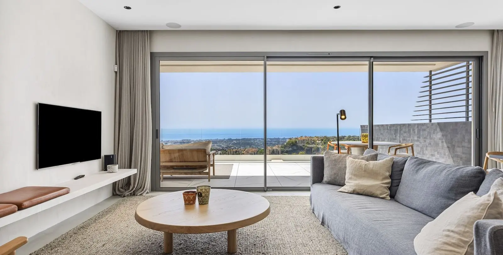 Venta de apartamento en planta media en La Quinta 9