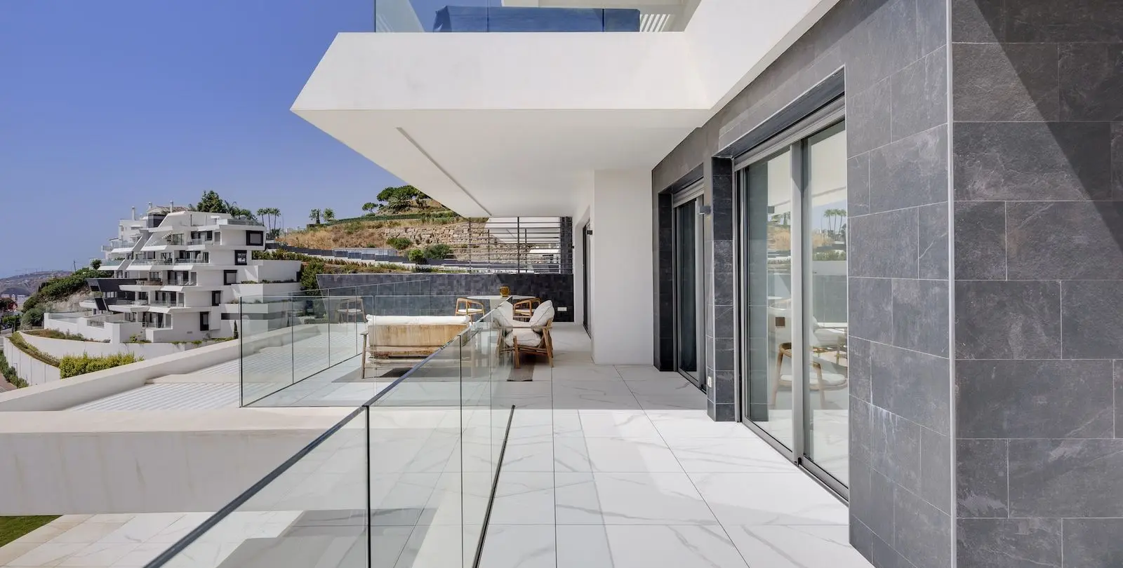 Venta de apartamento en planta media en La Quinta 16