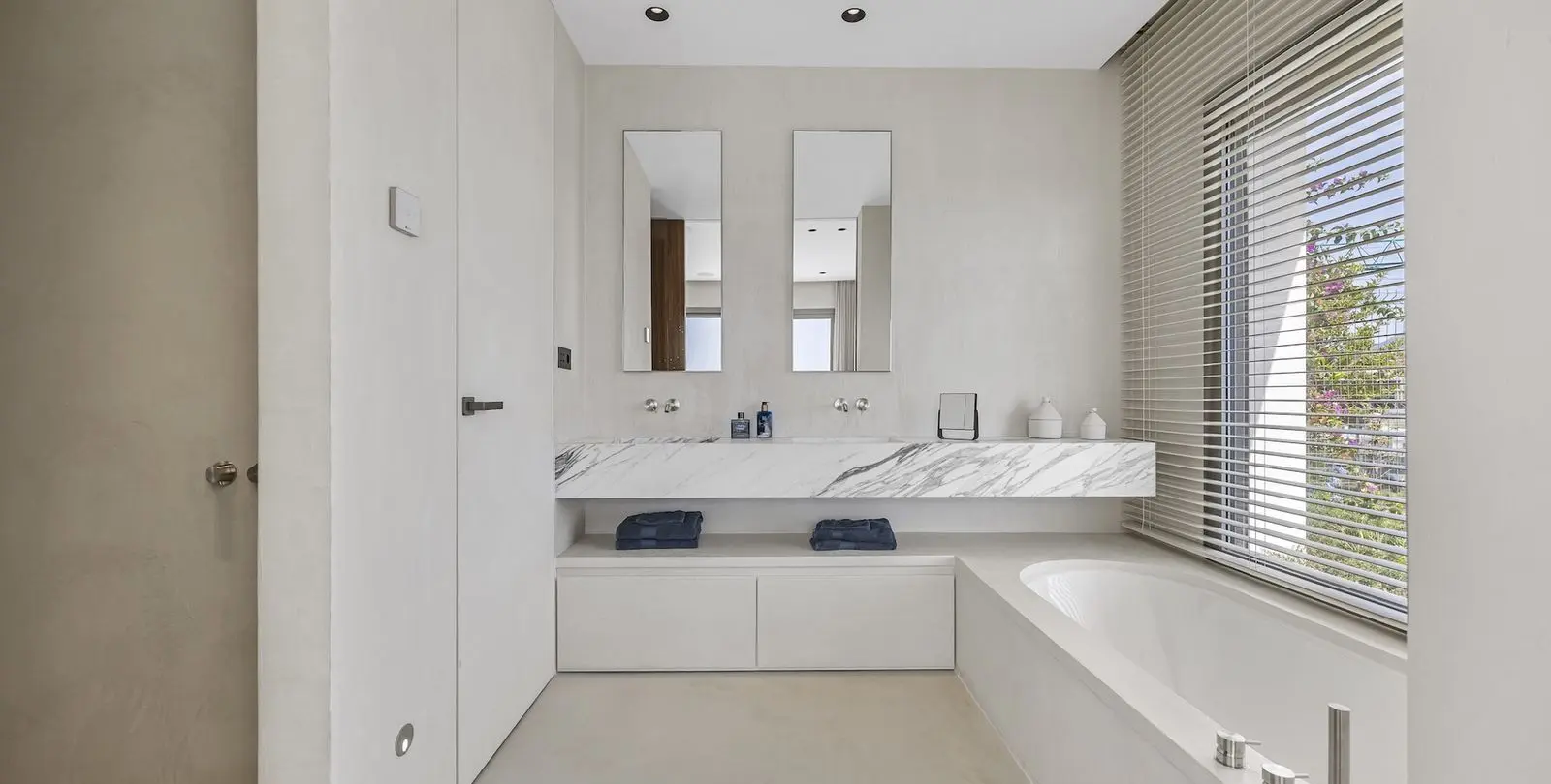 Venta de apartamento en planta media en La Quinta 18