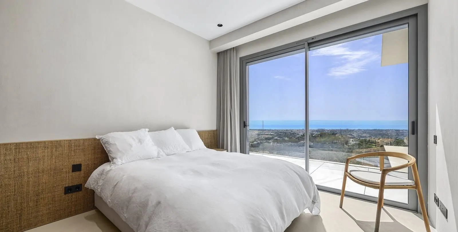 Venta de apartamento en planta media en La Quinta 23