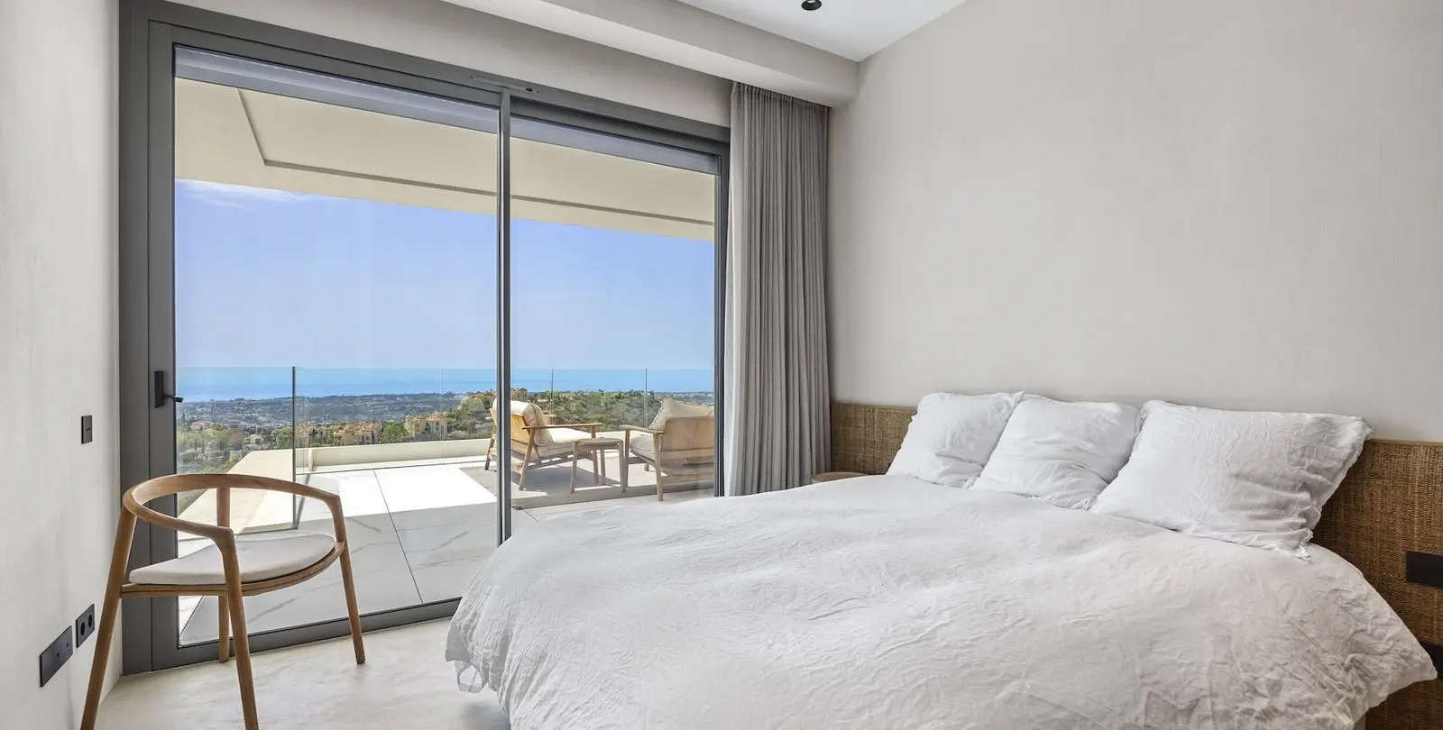 Venta de apartamento en planta media en La Quinta 26