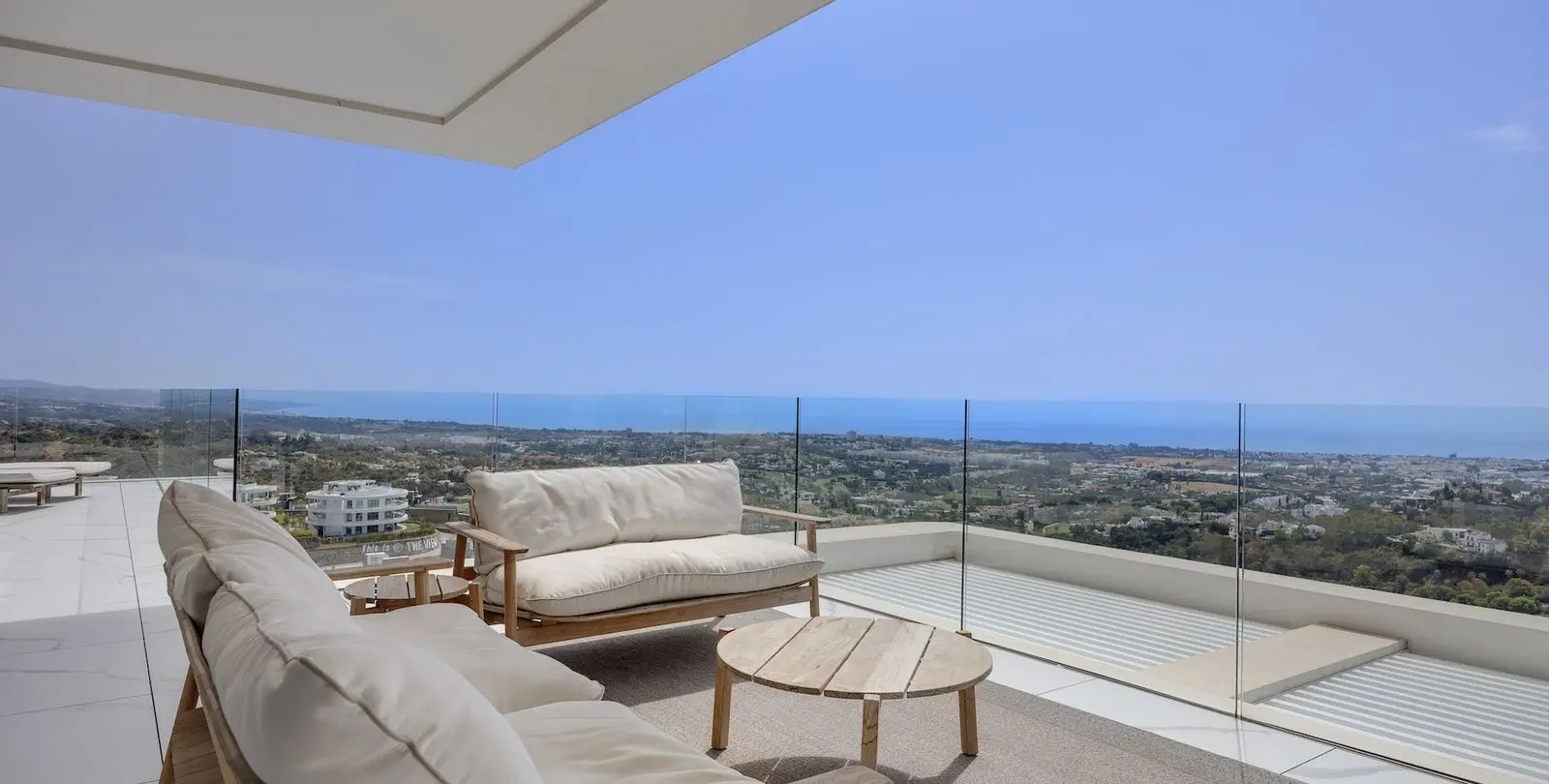 Venta de apartamento en planta media en La Quinta 27