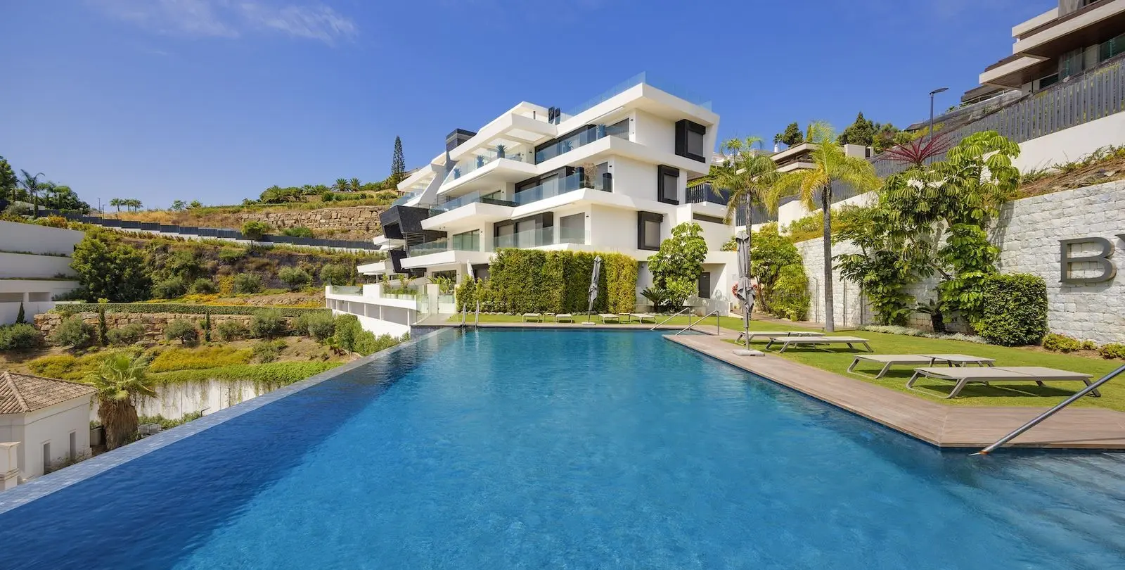 Venta de apartamento en planta media en La Quinta 29