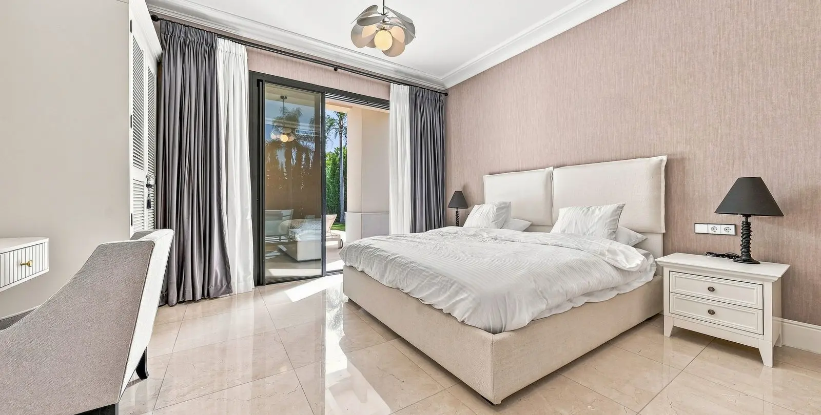 Venta de villa independiente en Los Flamingos 34