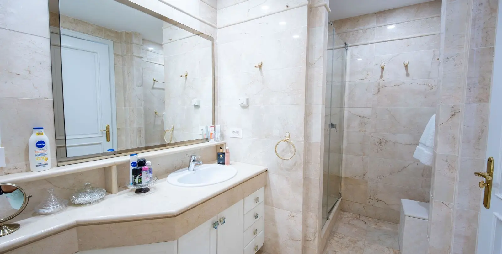 Venta de apartamento en planta media en Río Real 21
