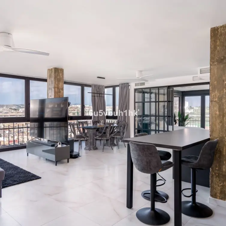 Venta de apartamento en planta media en Las Lagunas