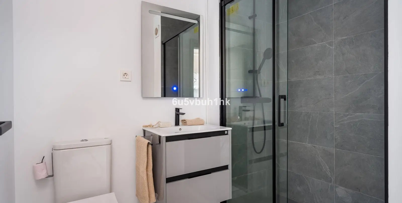 Venta de apartamento en planta media en Las Lagunas 25