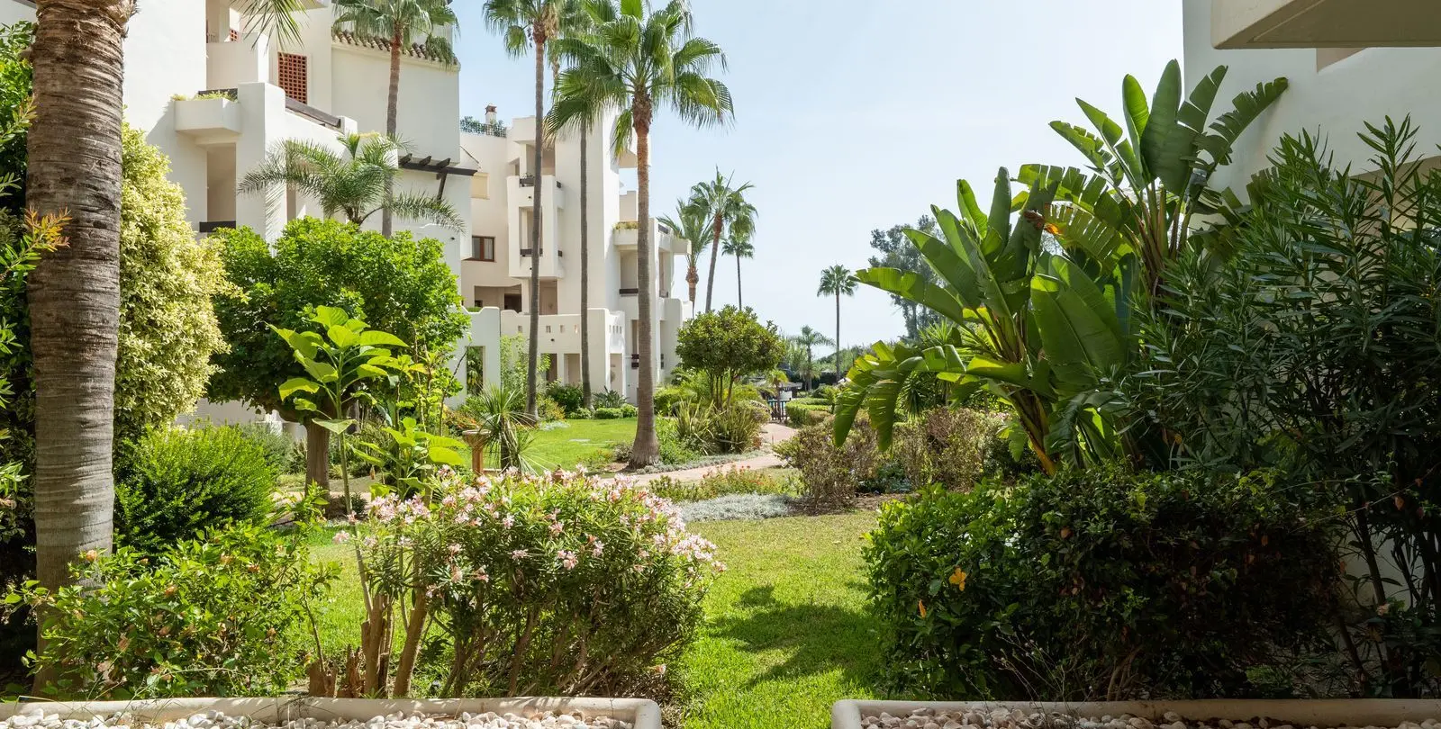 Venta de apartamento en planta baja en Estepona 2