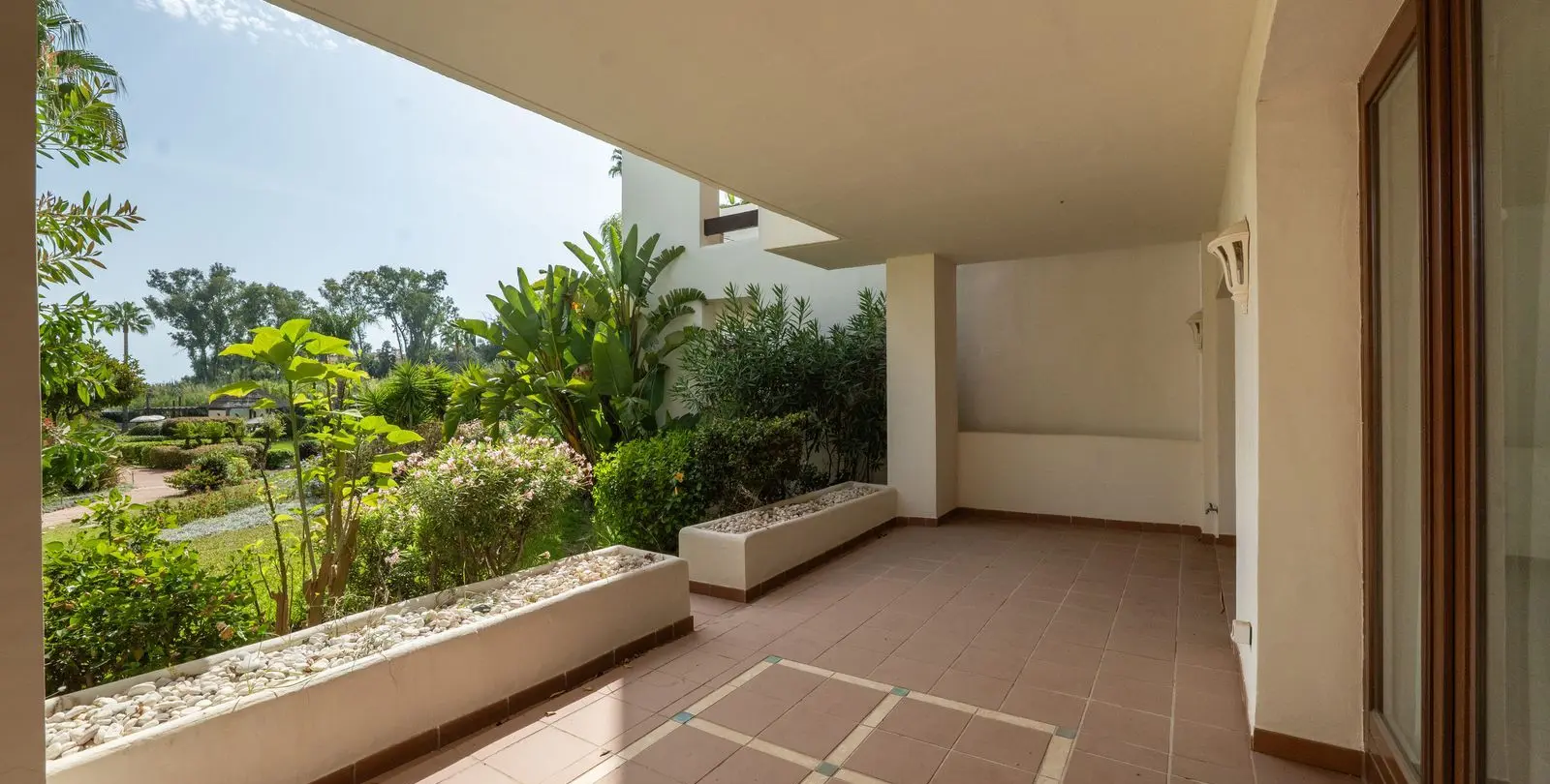 Venta de apartamento en planta baja en Estepona 25