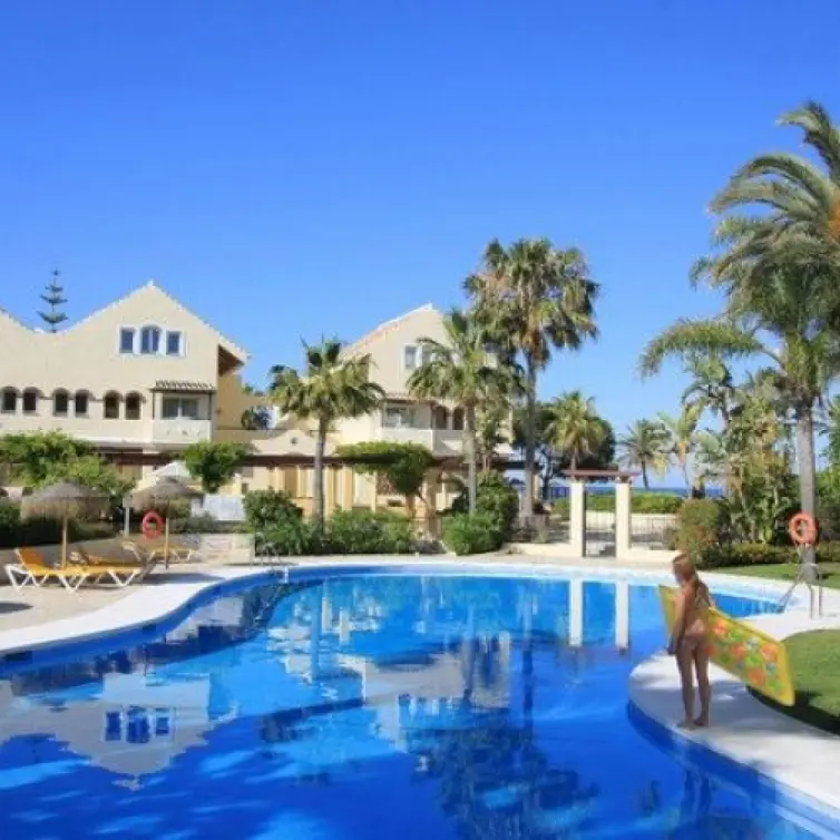 Venta de apartamento en planta baja en Elviria