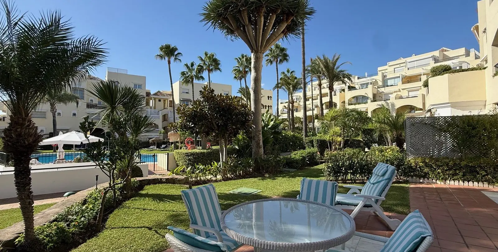 Sale of ground floor apartment in Elviria 12