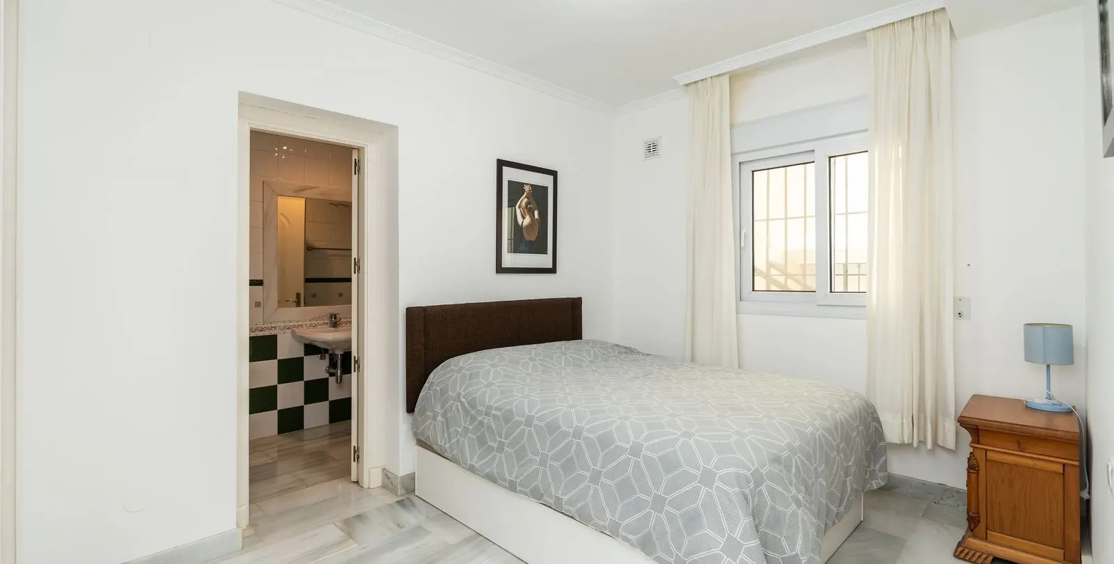Sale of ground floor apartment in Elviria 17