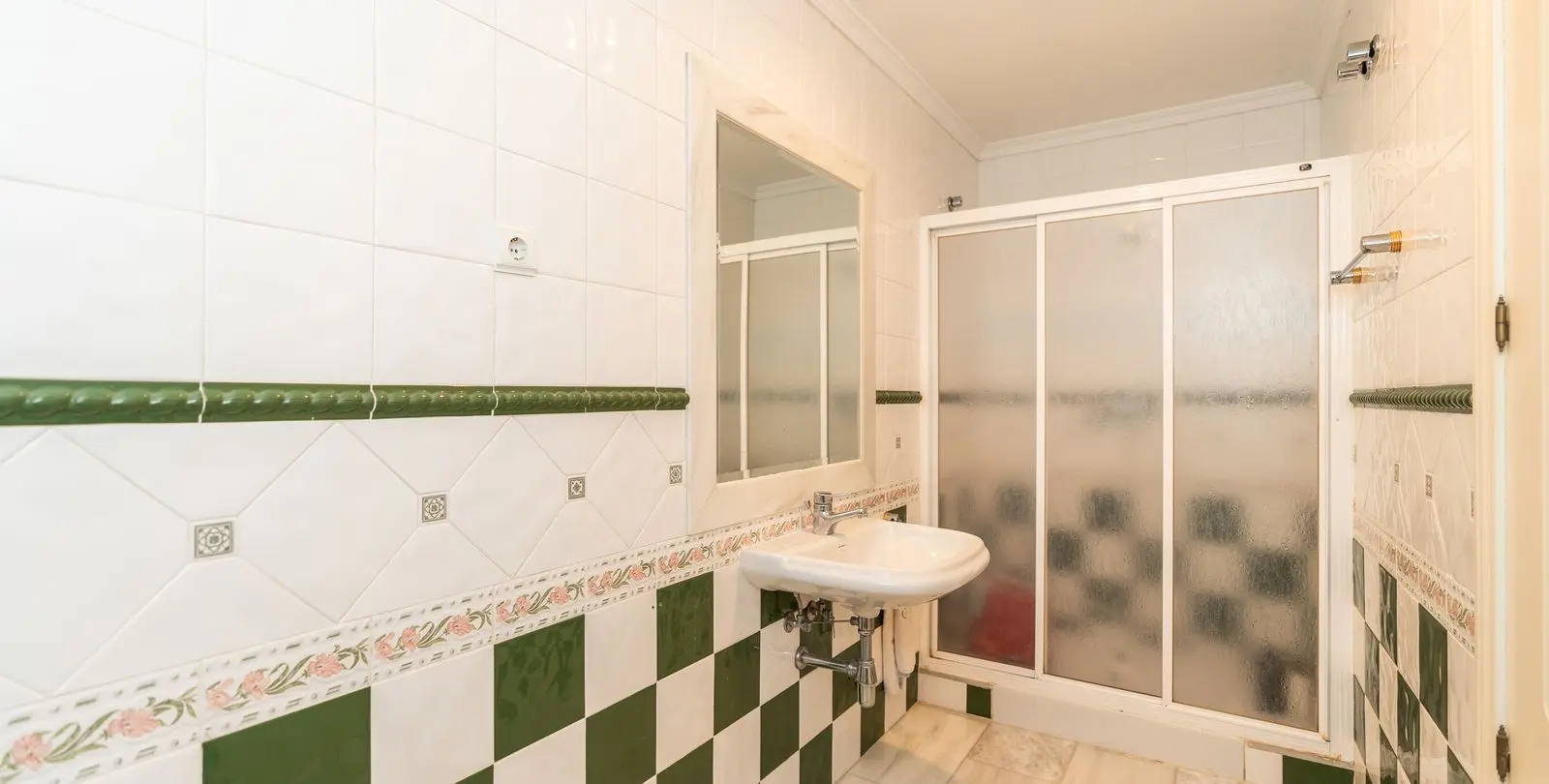 Sale of ground floor apartment in Elviria 18