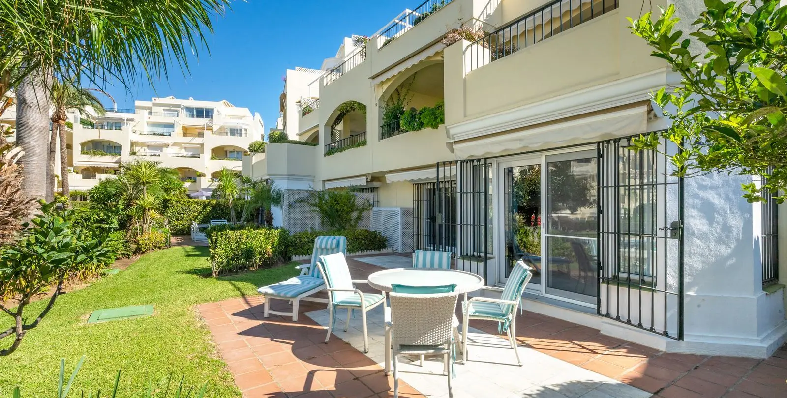 Sale of ground floor apartment in Elviria 20