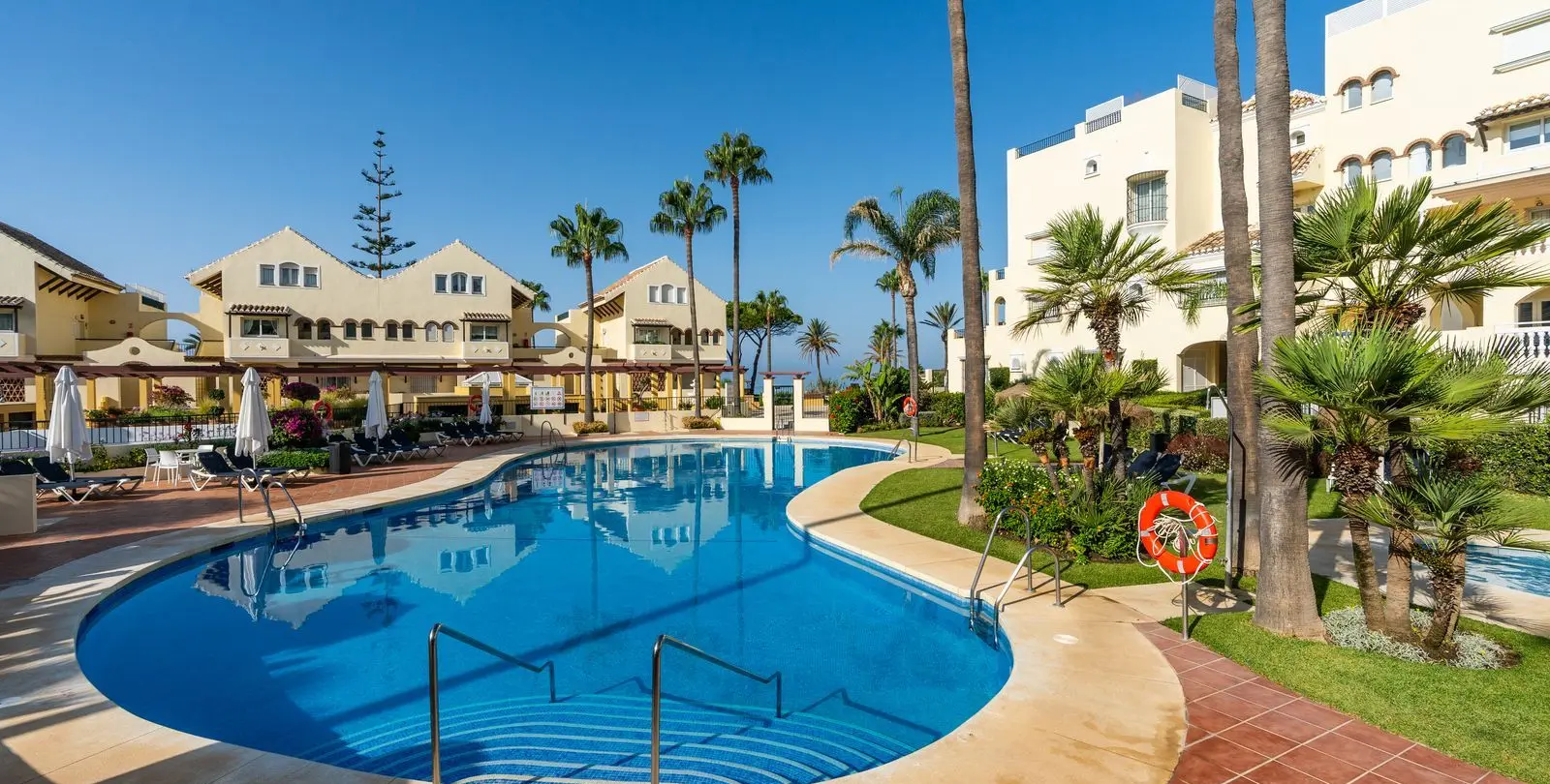 Sale of ground floor apartment in Elviria 26