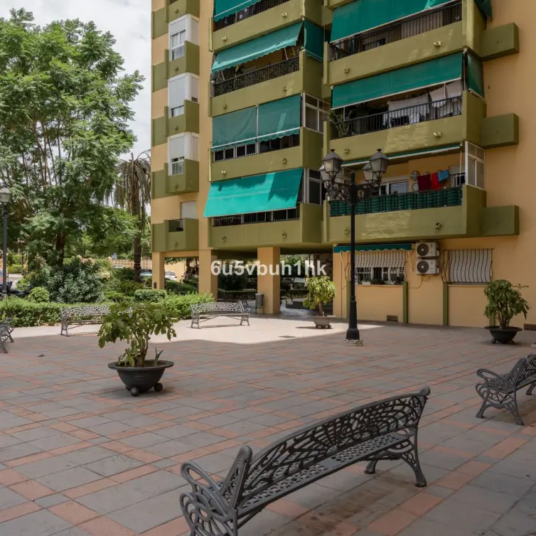 Sale of middle floor apartment in Fuengirola