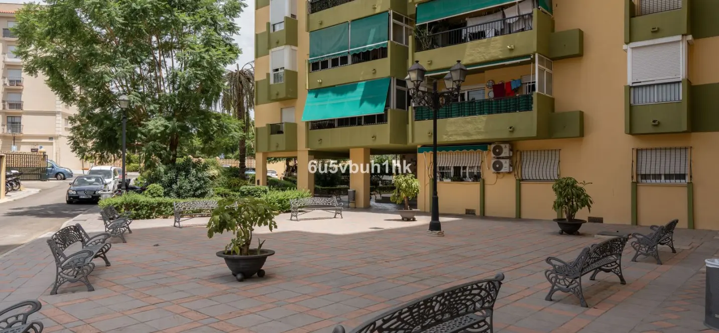 Sale of middle floor apartment in Fuengirola 0