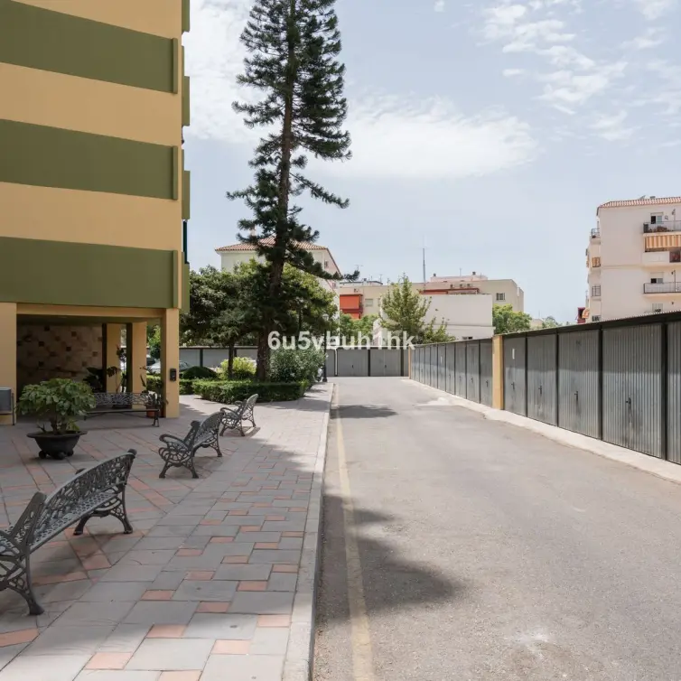 Sale of middle floor apartment in Fuengirola