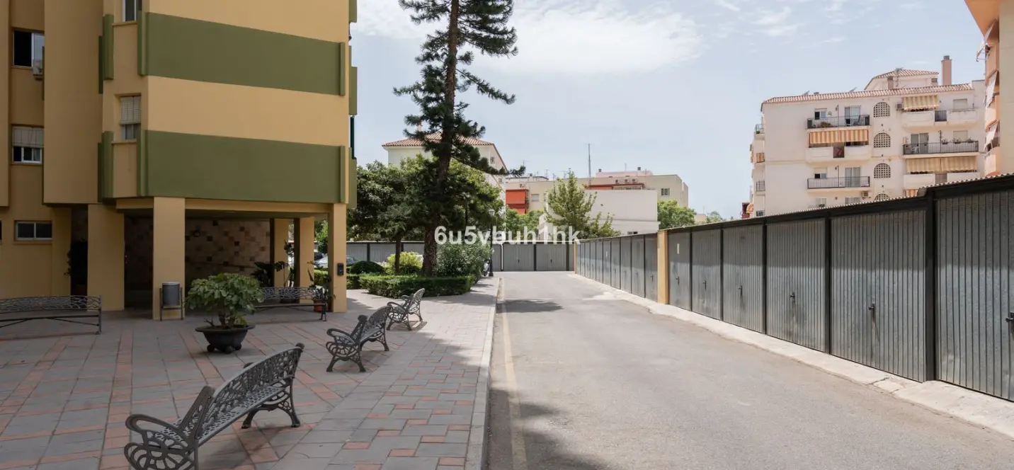 Sale of middle floor apartment in Fuengirola 2