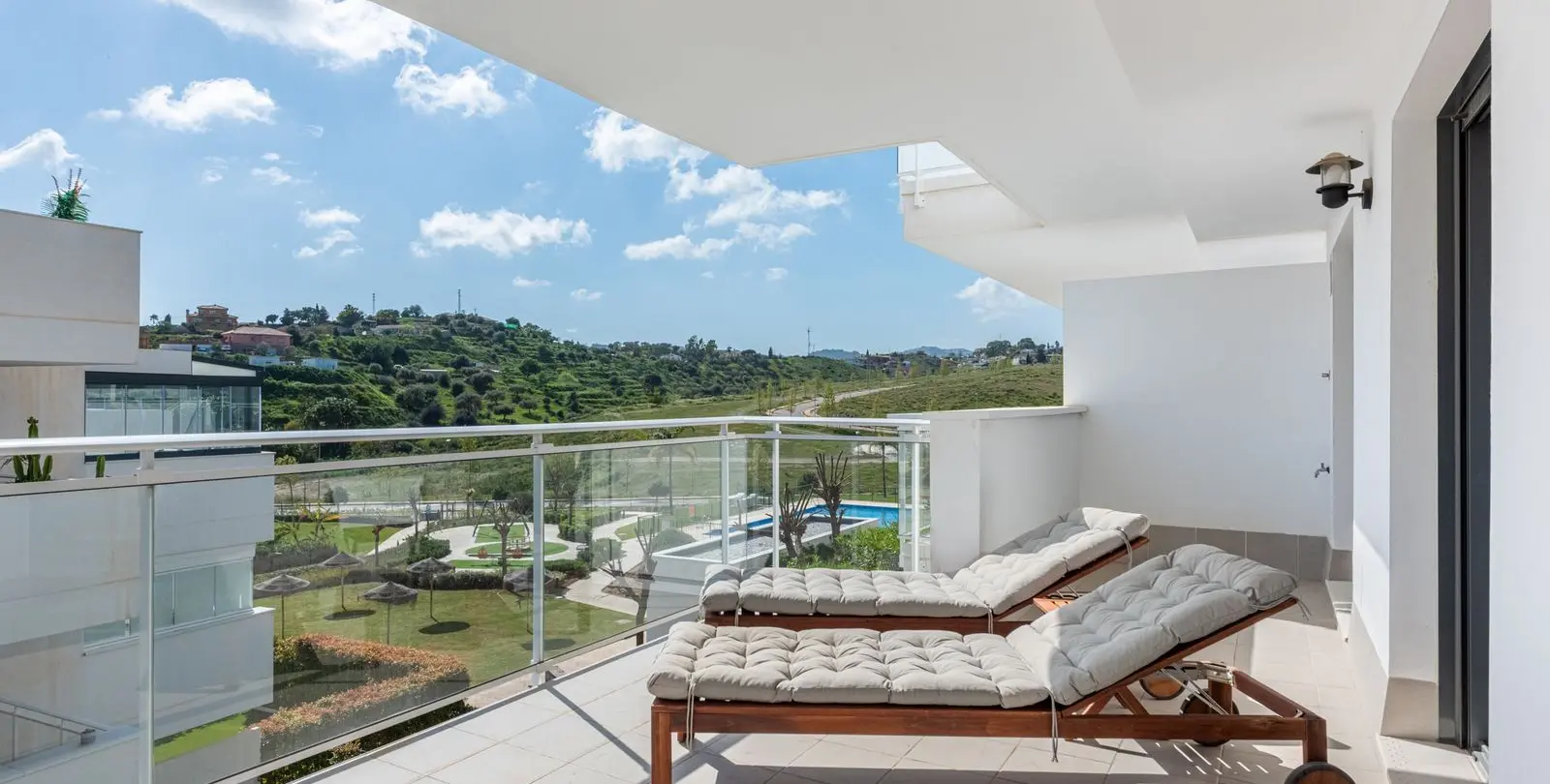 Venta de apartamento en planta media en La Cala de Mijas 2