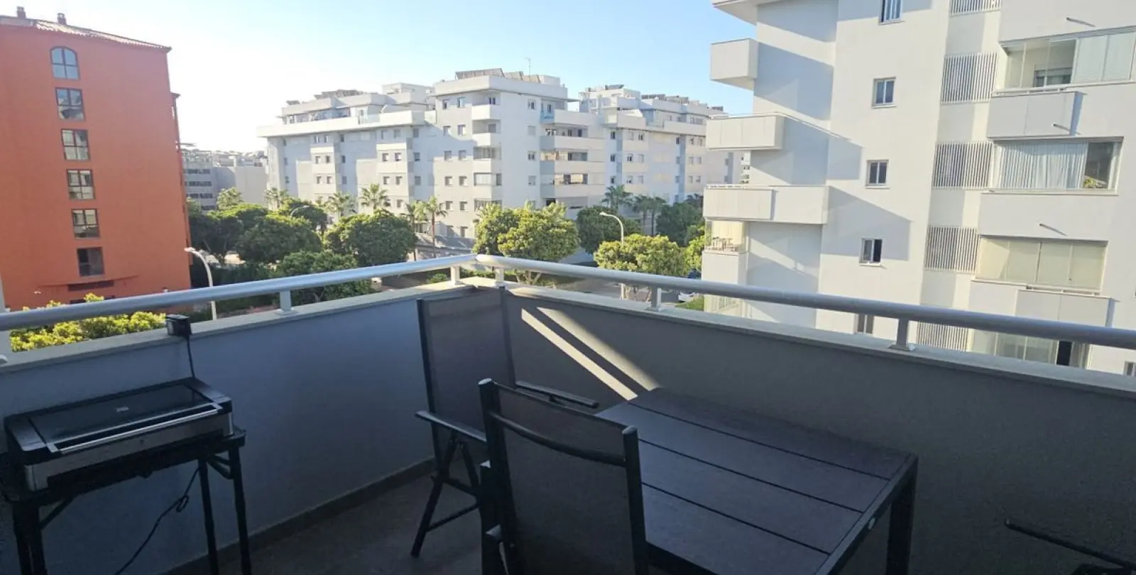Sale of middle floor apartment in Fuengirola 1