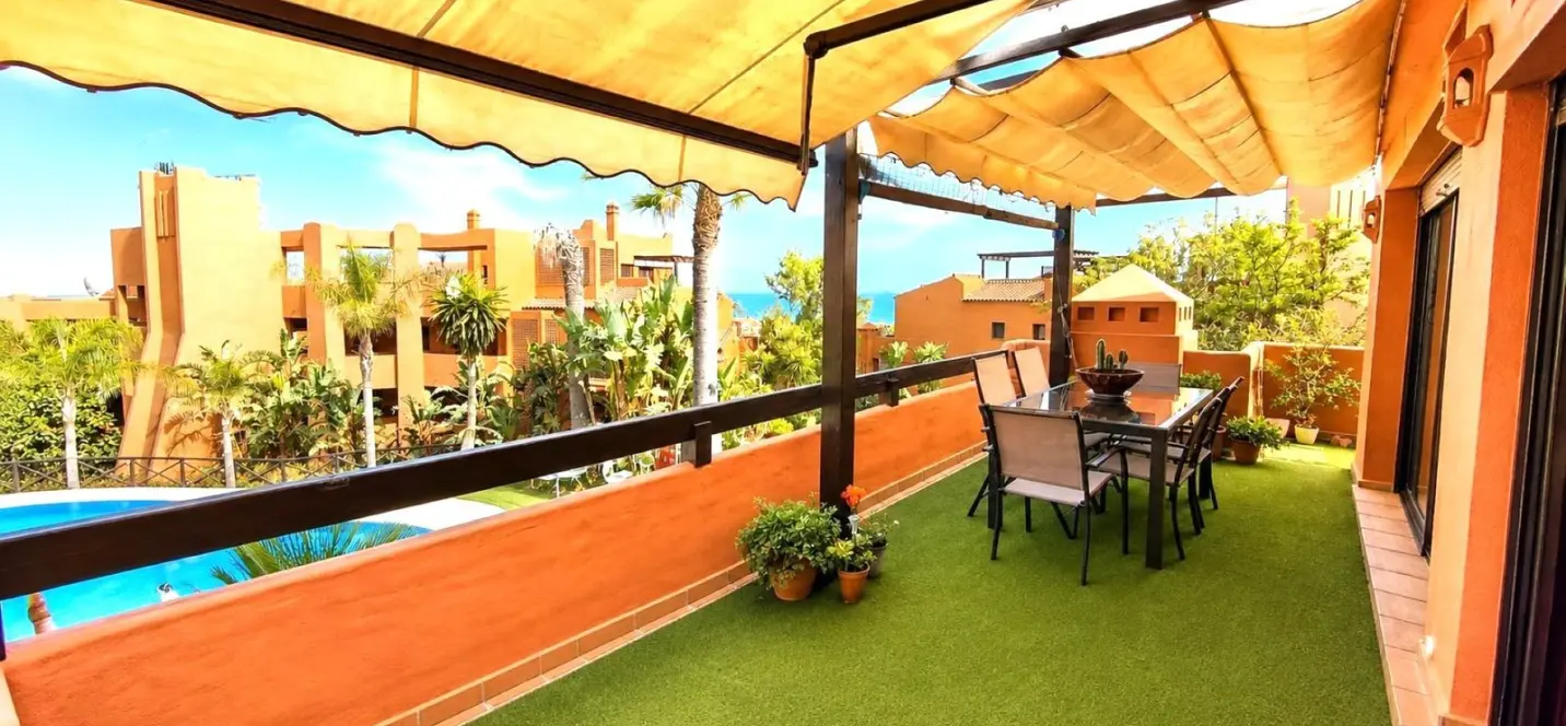 Продажа апартаментов на среднем этаже в Estepona 0