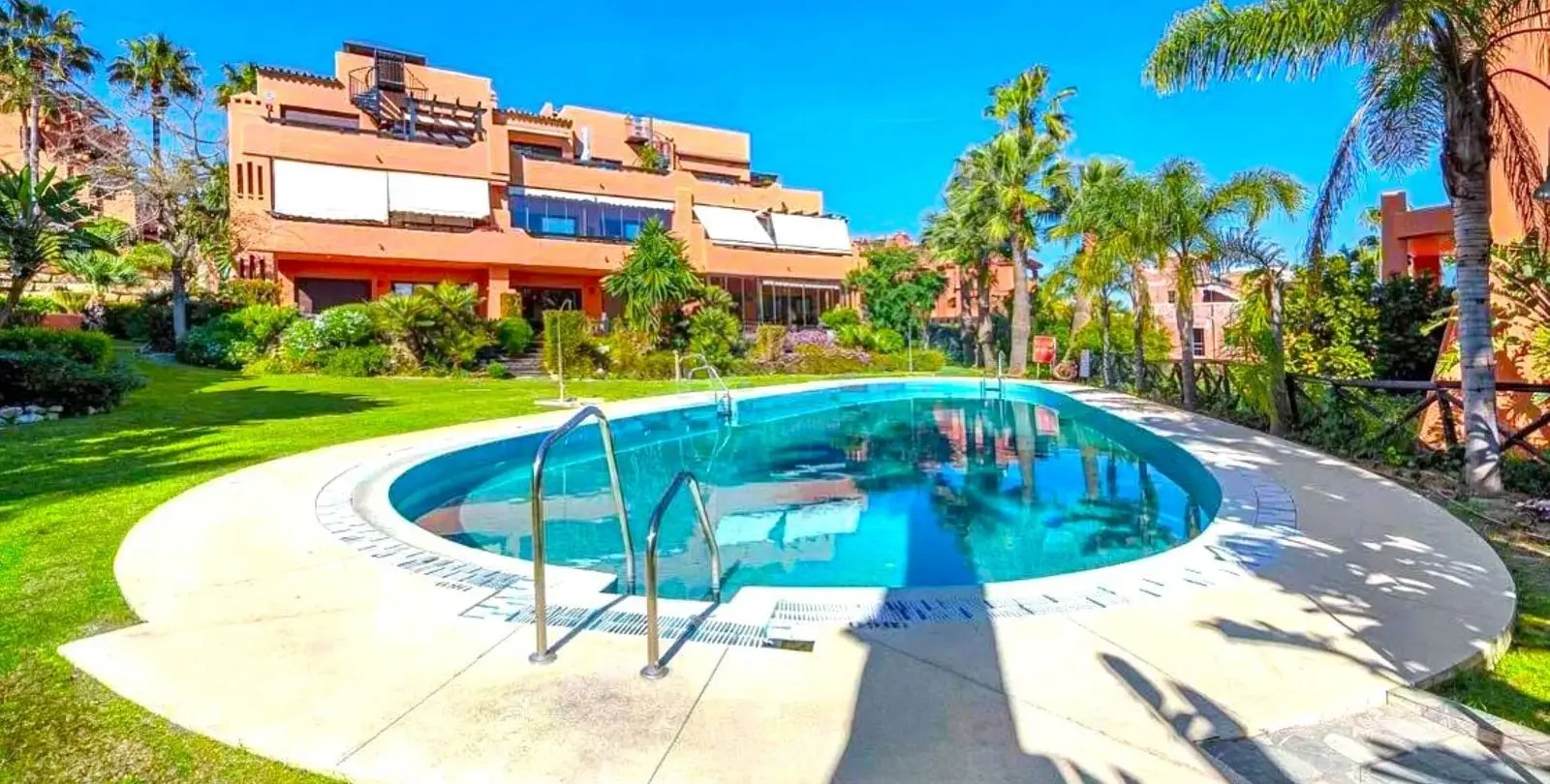 Продажа апартаментов на среднем этаже в Estepona 5