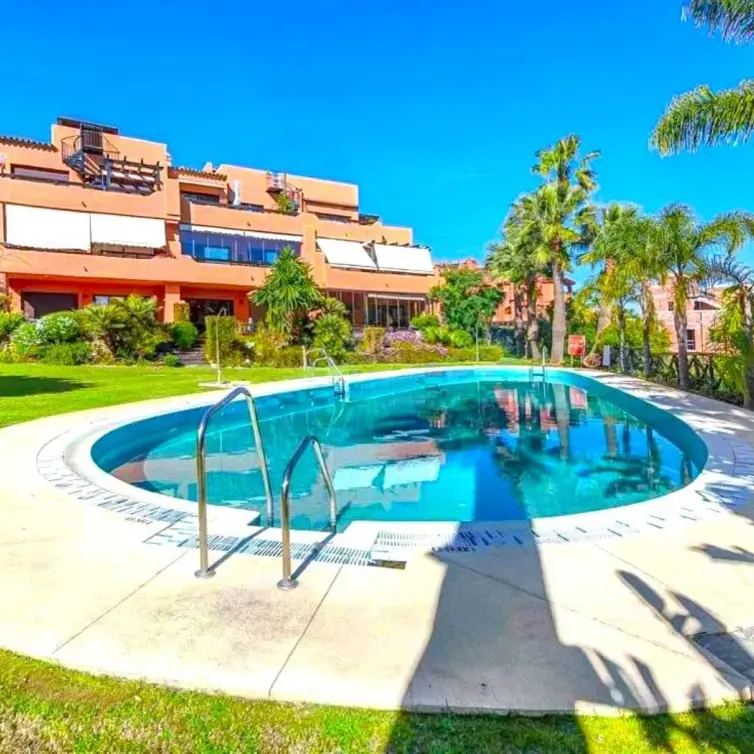 Продажа апартаментов на среднем этаже в Estepona