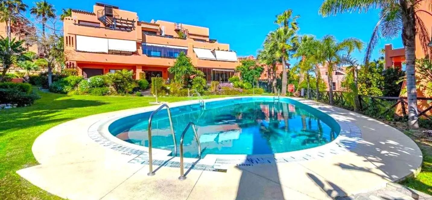 Продажа апартаментов на среднем этаже в Estepona 4
