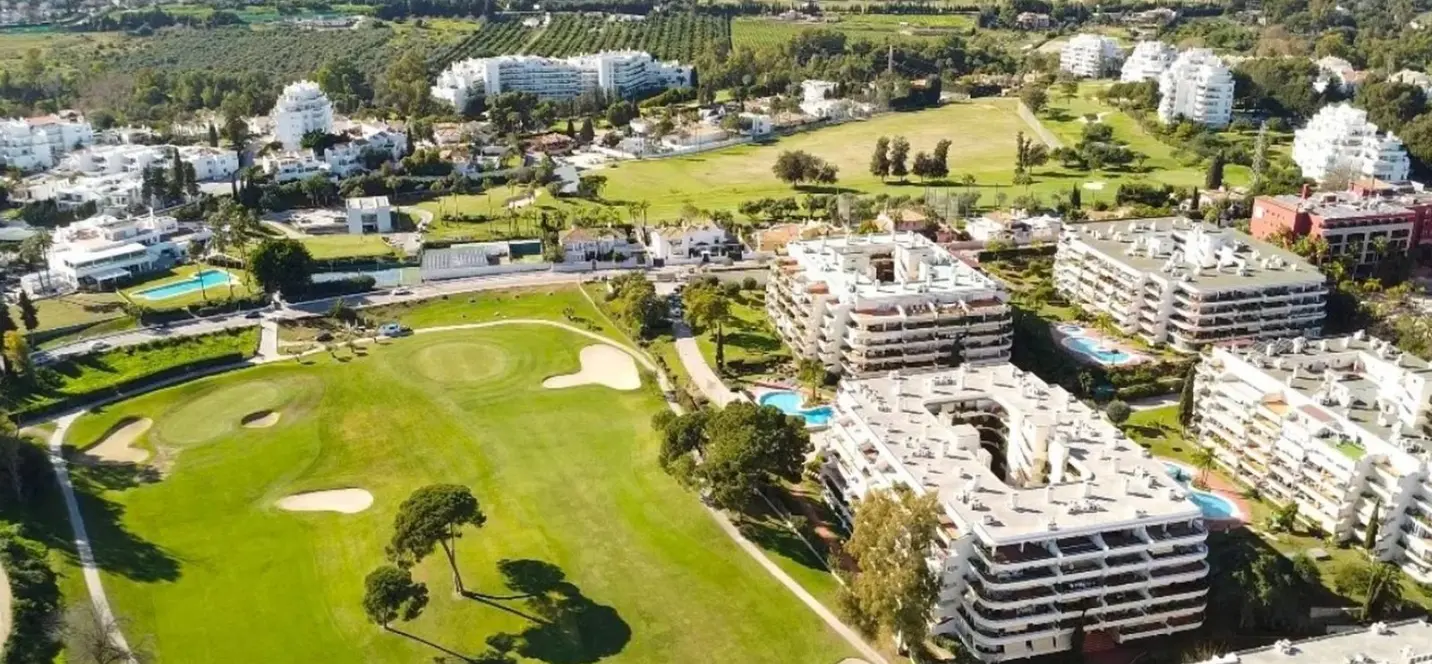 Venta de apartamento en planta media en Guadalmina Alta 0