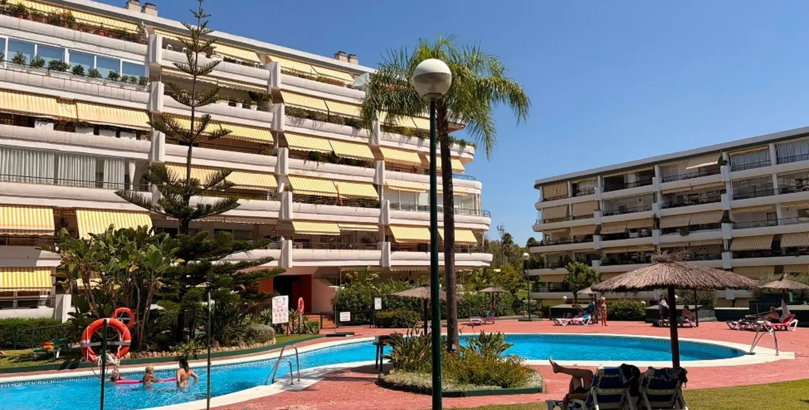 Sale of middle floor apartment in Guadalmina Alta 11