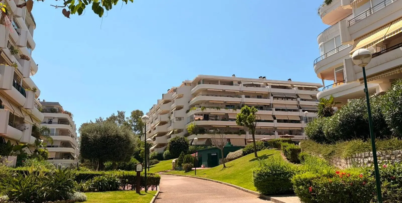 Sale of middle floor apartment in Guadalmina Alta 12