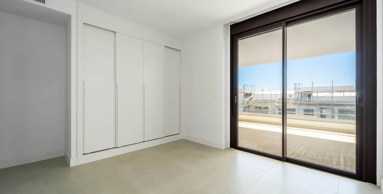 Sale of middle floor apartment in Fuengirola 18