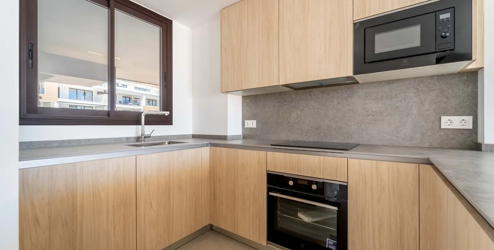 Sale of middle floor apartment in Fuengirola 30