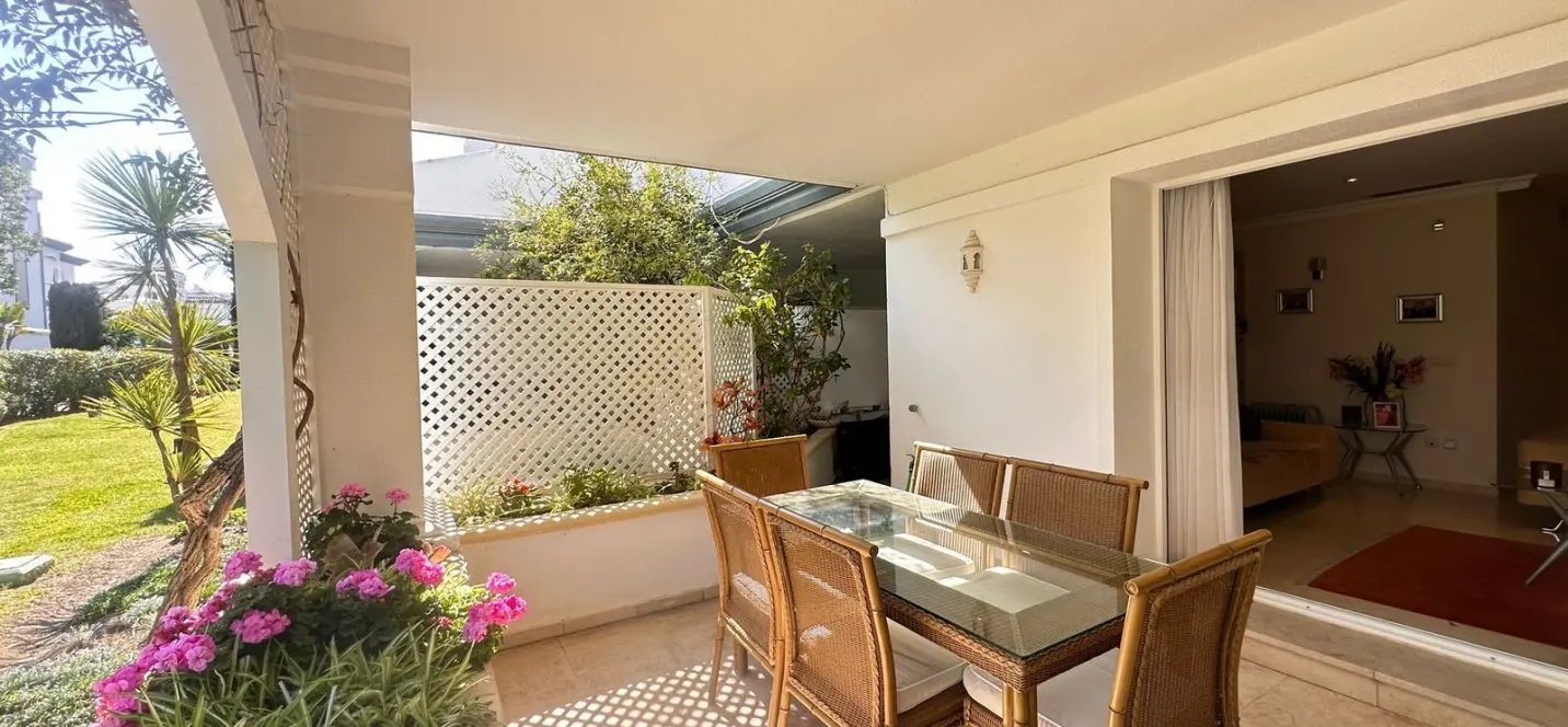 Venta de apartamento en planta baja en Estepona 0