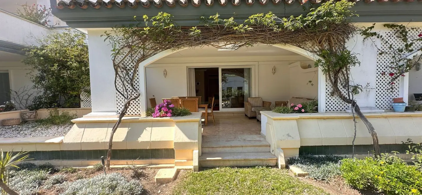 Venta de apartamento en planta baja en Estepona 2