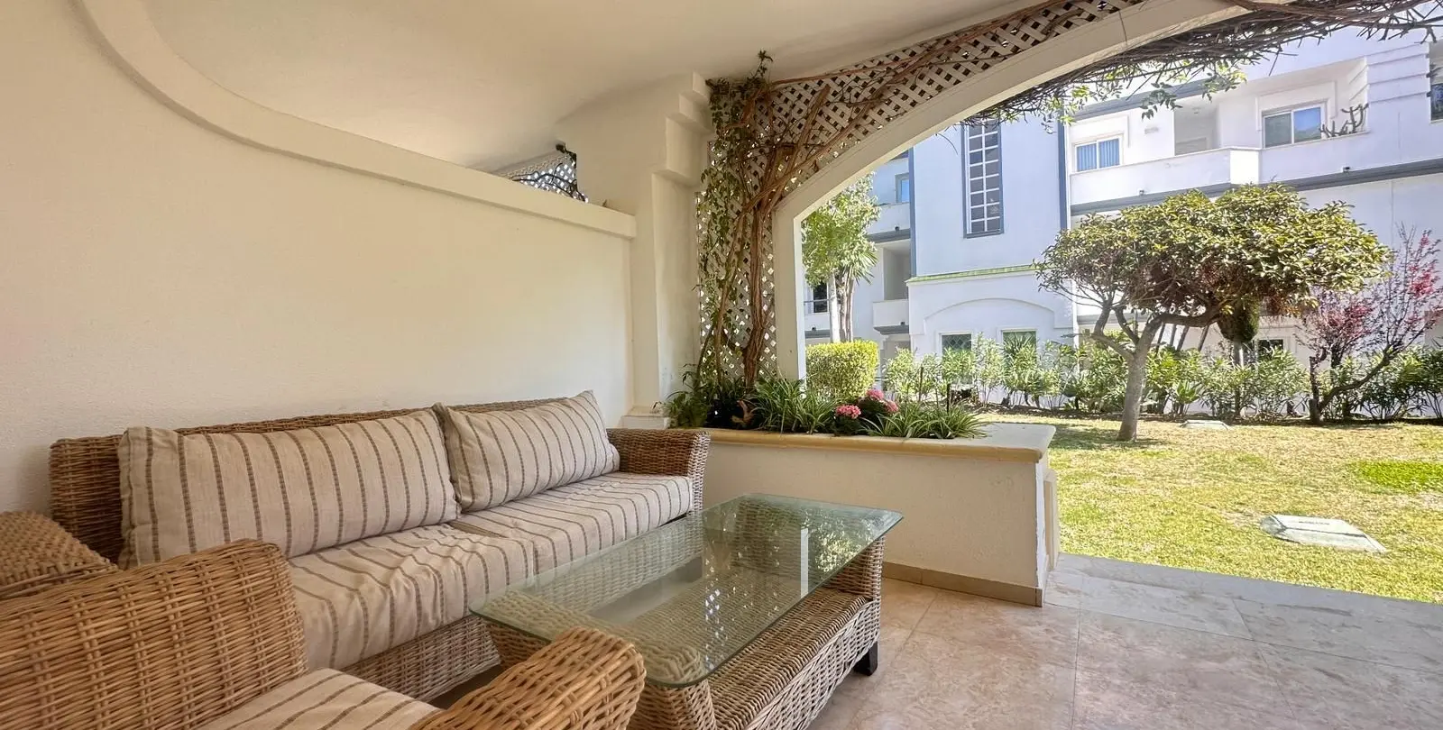 Venta de apartamento en planta baja en Estepona 38