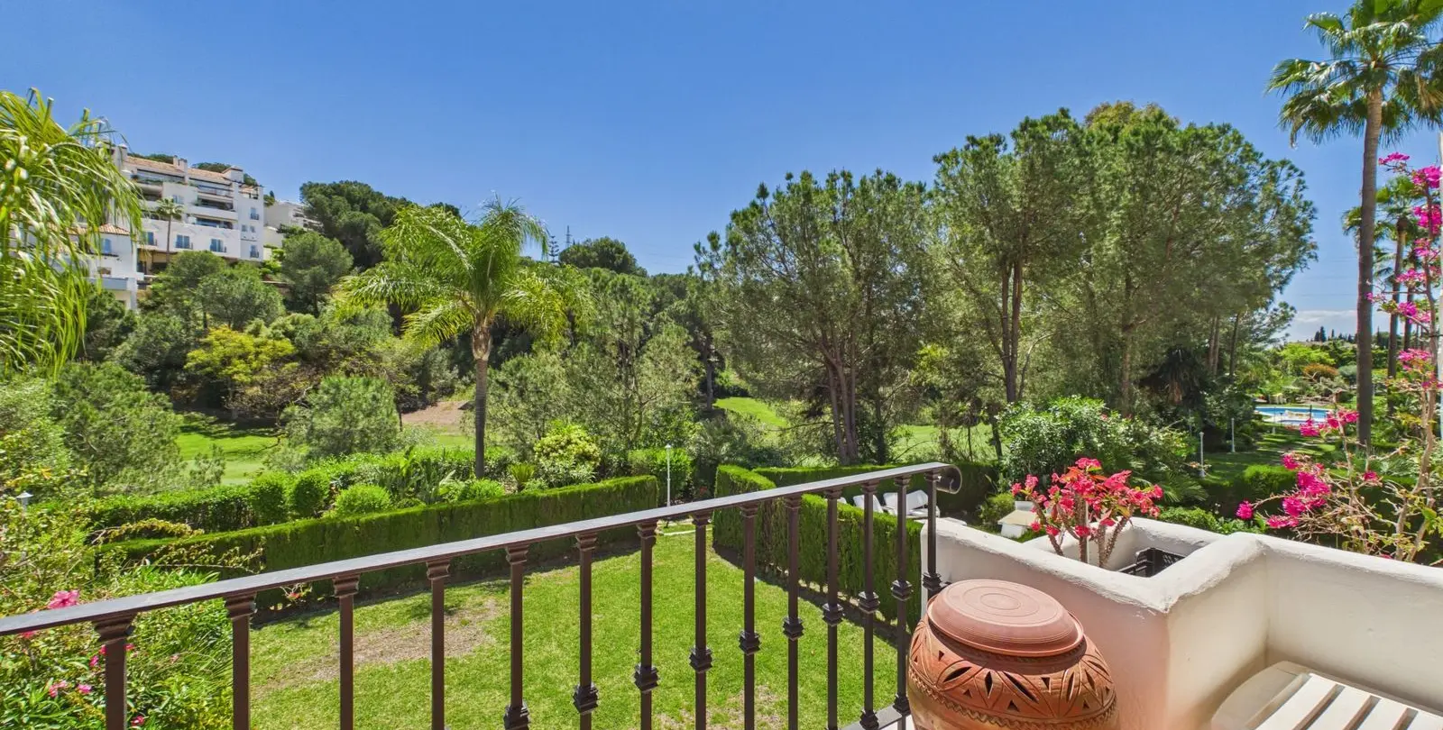 Venta de ático dúplex en Benahavís 25