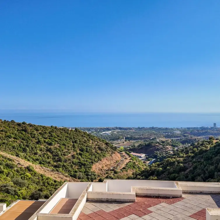Продажа апартаментов на среднем этаже в Altos de los Monteros