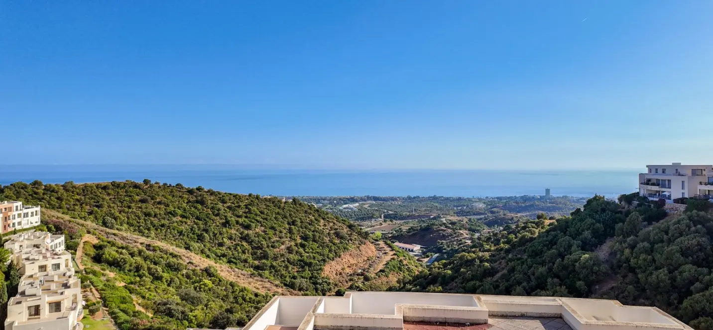 Продажа апартаментов на среднем этаже в Altos de los Monteros 0