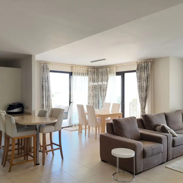 Продажа апартаментов на среднем этаже в Altos de los Monteros