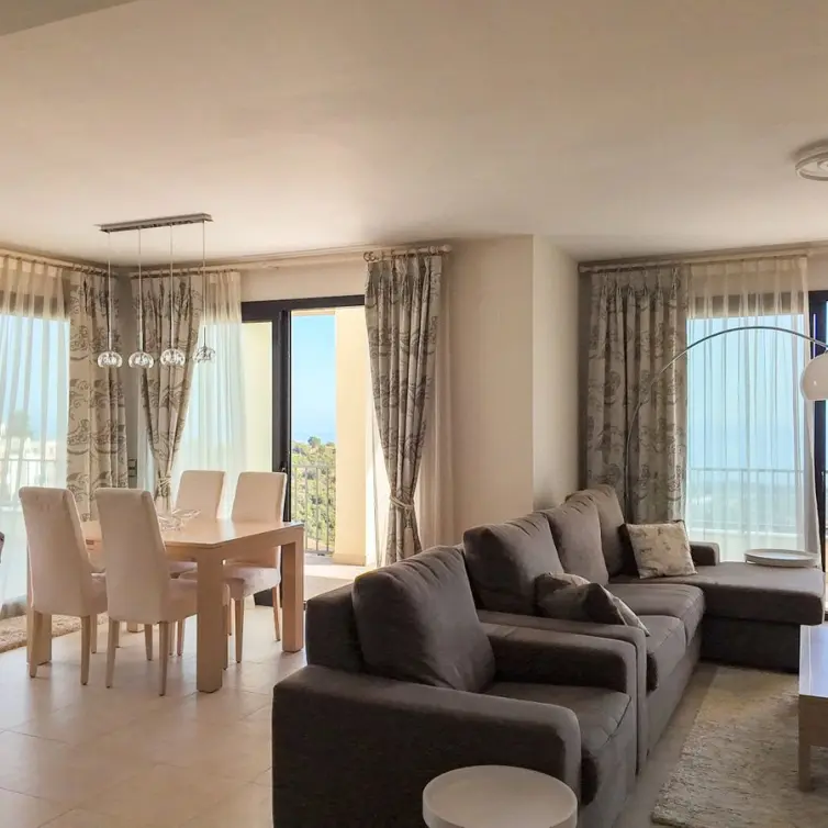 Продажа апартаментов на среднем этаже в Altos de los Monteros