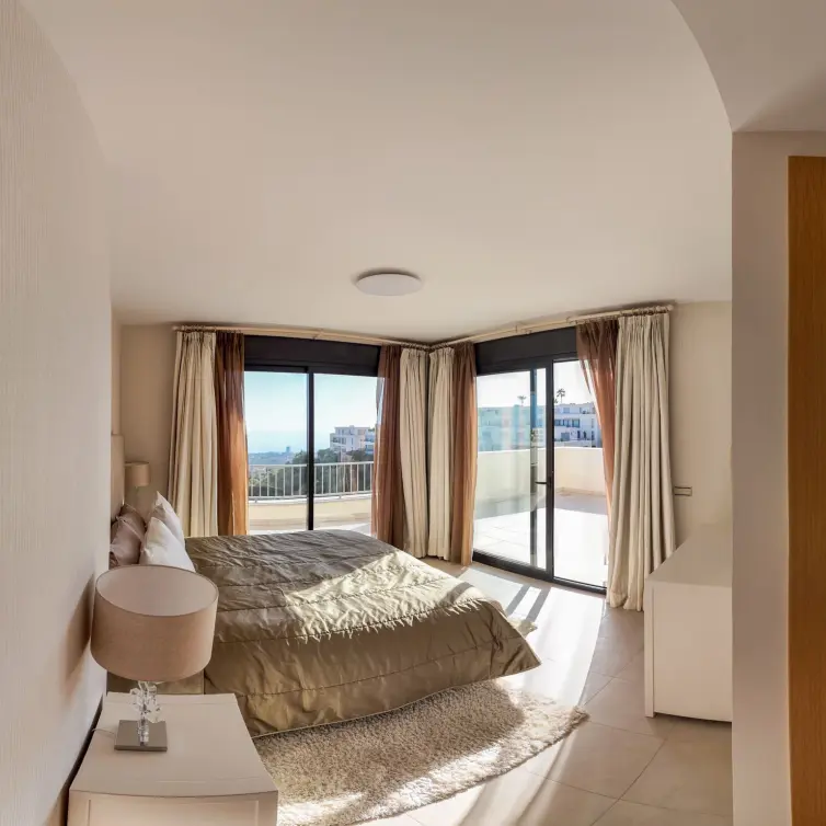 Продажа апартаментов на среднем этаже в Altos de los Monteros