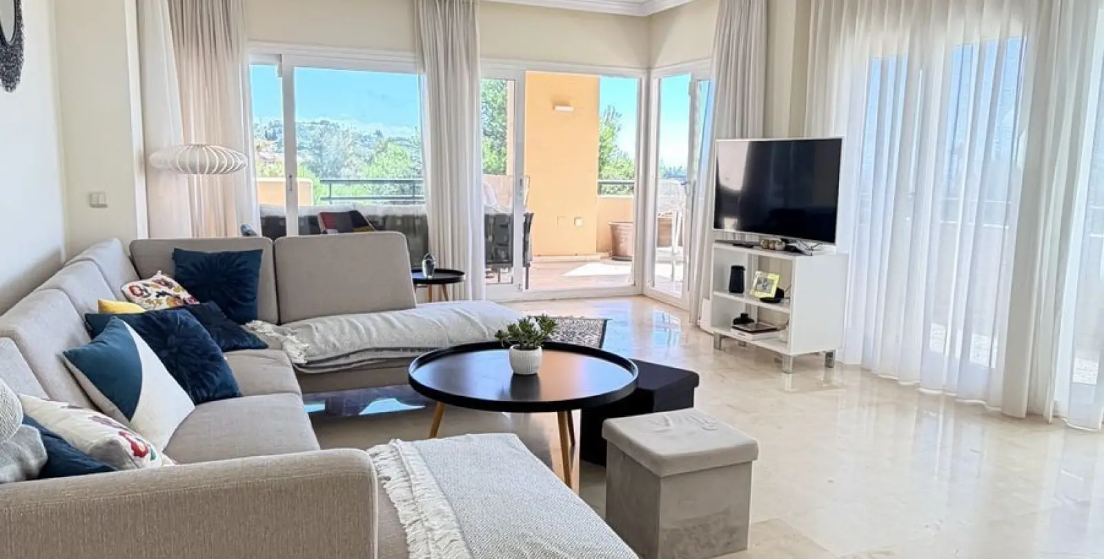 Venta de apartamento en planta media en Elviria 2